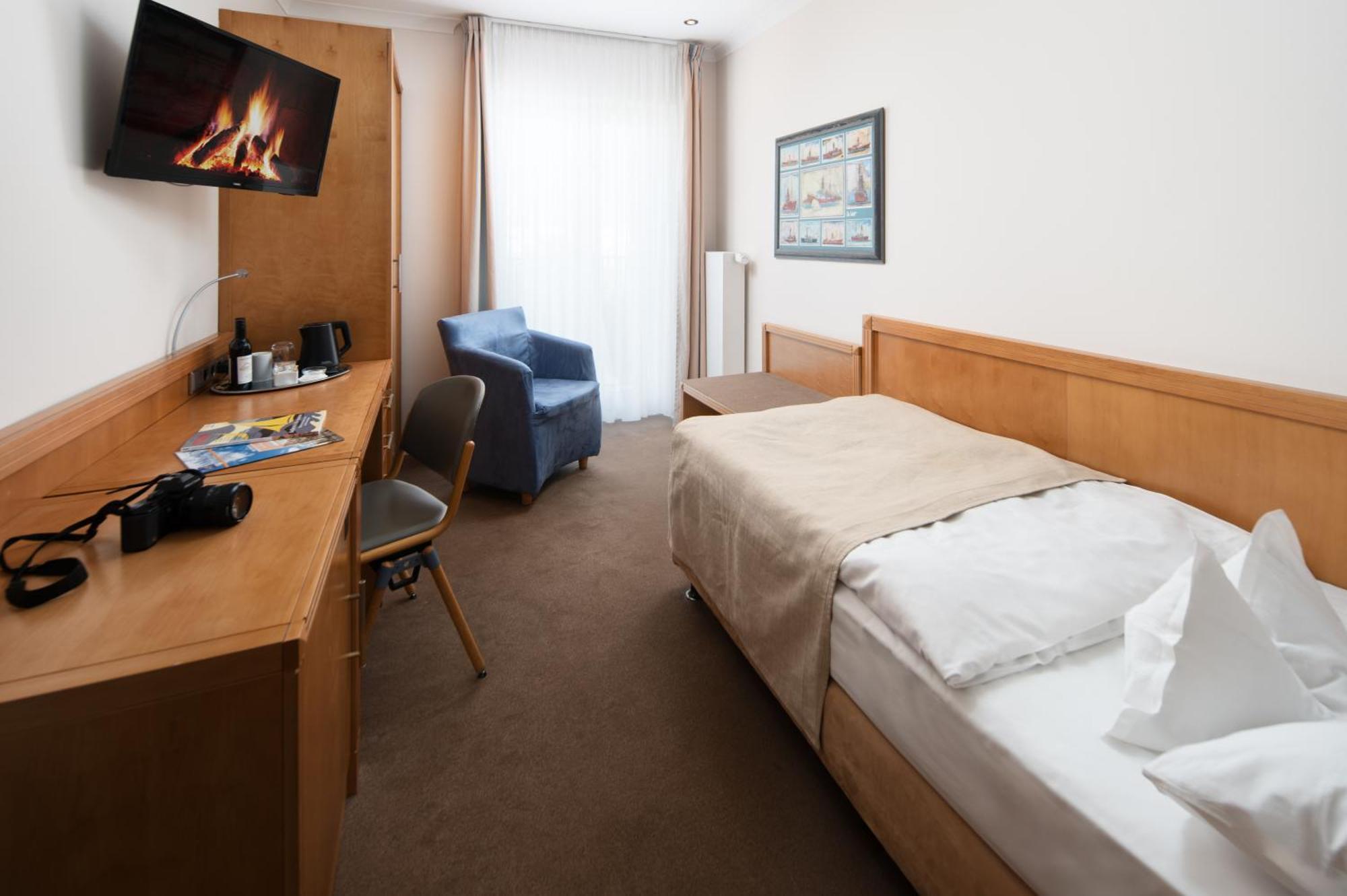 Small Single Room,1435570435:JPEG
