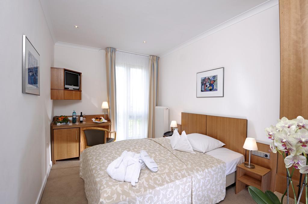 Small Double Room,1427126410:JPEG